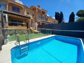 Adosado con piscina y vistas al mar.